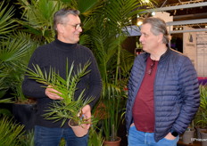 Frans van Dijk van Kwekerij van Luiten in gesprek met Jan van Oosten van IBH.